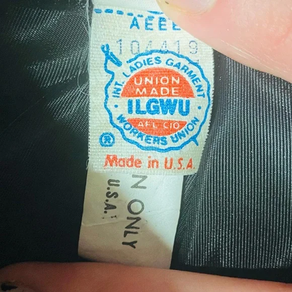 VINTAGE 1980s WOMENS BLACK VELVET PUFFY SLEEVE GOTHIC WEDNESDAYCORE EVENING GOWN - Picture 4 of 9